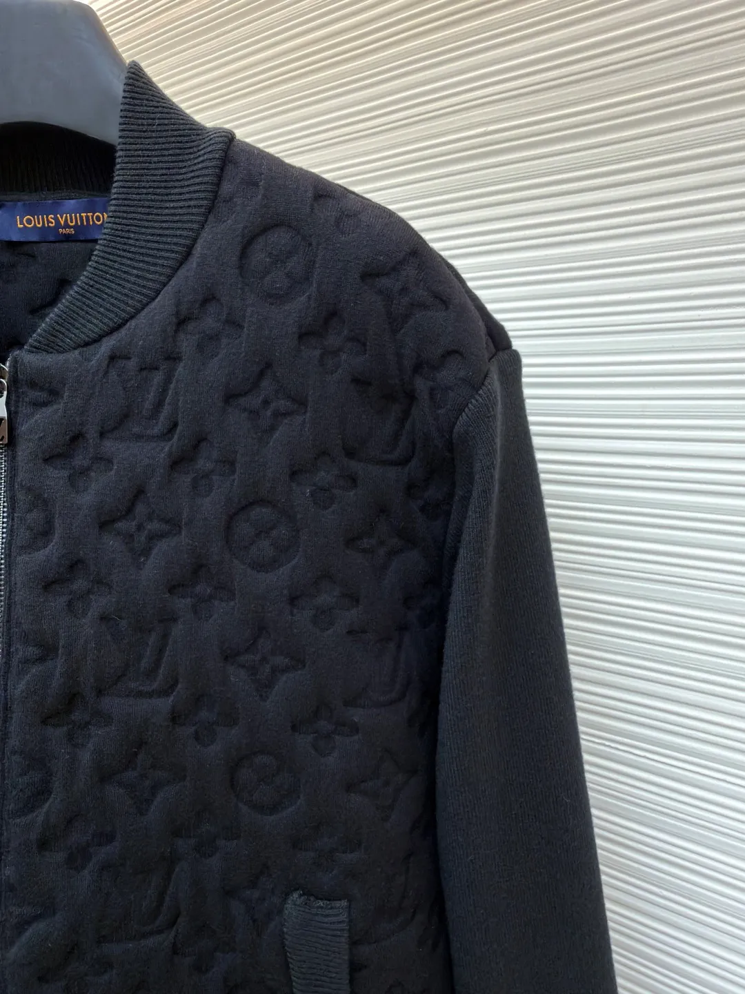 LOUIS VUITTON padded wool bomber jacket ●Original version: 25100 purchase and development ●Item number: 1681567-C10 ●Fabric: wool interwoven three-dimensional jacquard fabric ●Technology: embossed production ●Color: black ●Version: fitted version ●Weight: about 1340 grams ●Size: S-M-L-XL ●Description: Custom-woven wool interwoven three-dimensional jacquard fabric, soft as clouds, thick and solid Every inch of fiber contains a heavy warmth. The classic black tone exudes an innate sense of luxury. Full-width Monogram quilting is used to reconstruct the texture of the body. Each diamond grid reshapes the flat totem on the canvas into a relief building of the body. Textures of different shades are raised like reliefs. The neat frame supported by the texture. Quilted padding reconstructs the temperature philosophy of the bomber jacket. Let the iconic symbol become a walking art, molding three-dimensional Monogram embossing process Permanently shape the relief outline. Prioritize the customization of metal molds and precision lamination technology to permanently shape the Monogram pattern with an embossed three-dimensional texture. Form a three-dimensional texture with both visual concave and convex feeling and tactile relief feeling, using a laser projection positioning system. The split mold modules are accurately aligned on the fabric according to the Monogram arrangement rules to ensure that the full-width pattern is continuous and without misalignment. Multi-layer composite lining uses precise composite adhesive lining + elastic sponge + isolation film. Three layers of functional materials form the structural support of the fabric, lining and lining. To ensure that the Monogram pattern can be three-dimensionally raised and permanently shaped during molding, the shape is fixed, and the washing water of the garment is softened and deodorized. The clothes are deeply cleaned and deodorized through professional washing equipment and specific detergents to improve the feel and appearance of the clothes. The overall wiring is straight and delicate, the fabric is comfortable and soft, and the color is consistent without color difference. It can be matched with the same style to create a fashionable look and control various occasions. Customized accessories, complete with three standards, same style for men and women!